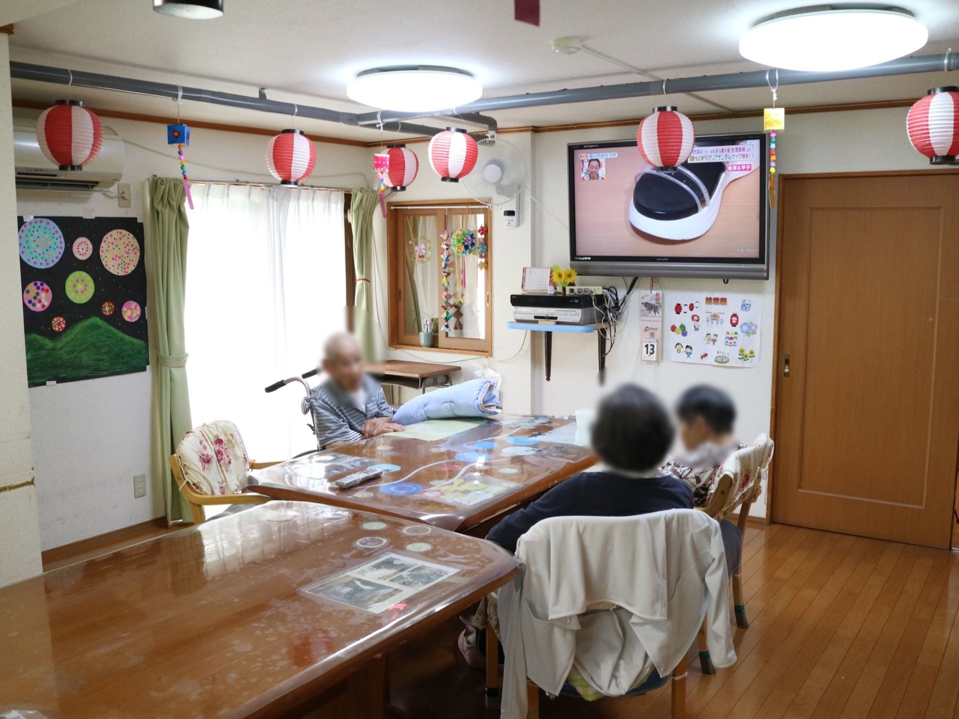 施設内には、夏祭りの雰囲気を盛り上げるため、天井部分に提灯が数多く飾ってある。壁には花火の工作作品も貼ってある。