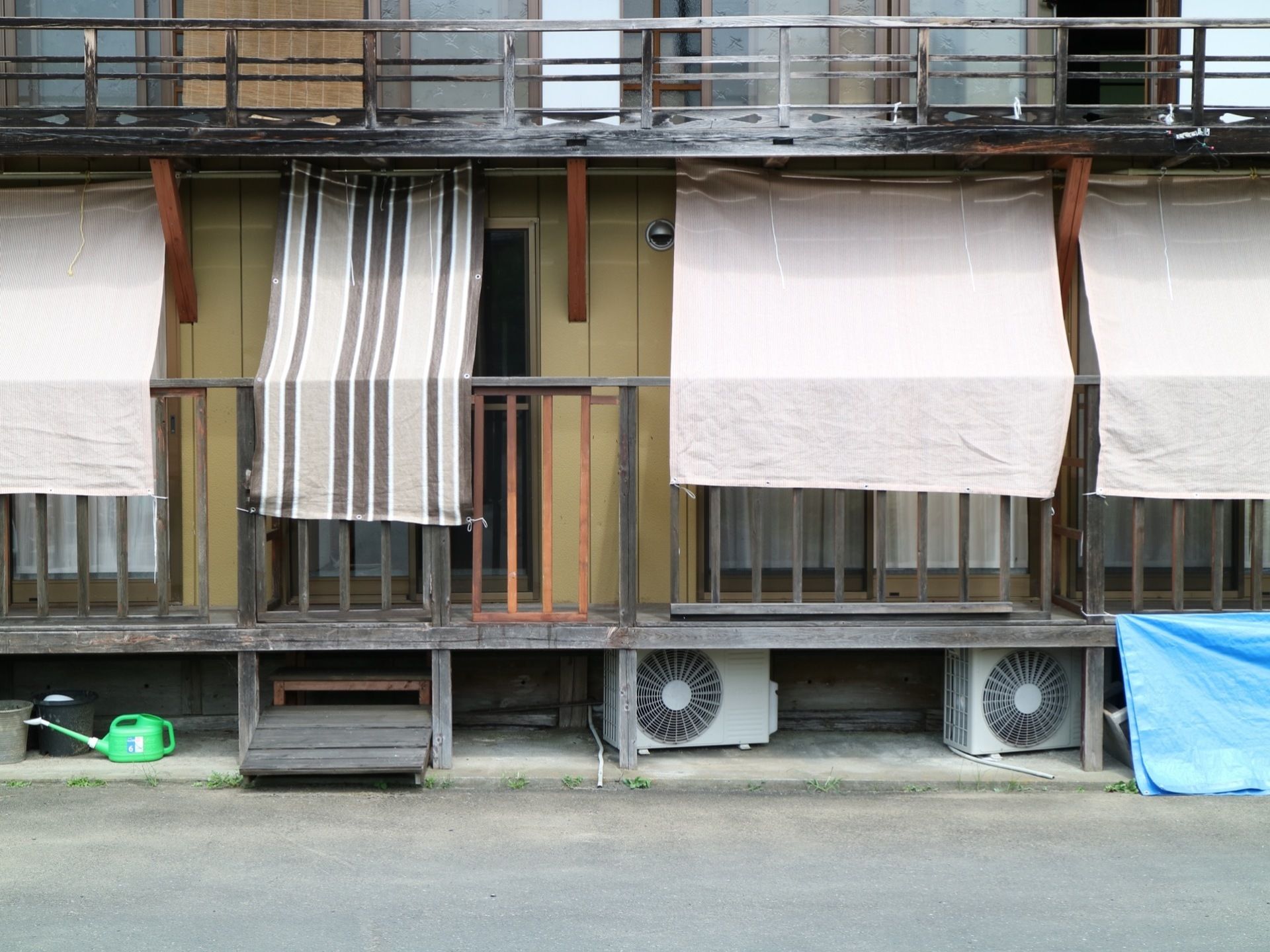 施設のベランダ側は太陽の日ざしが強いため、日よけの布が張られている。部屋ごとに一つずつ設置されている。