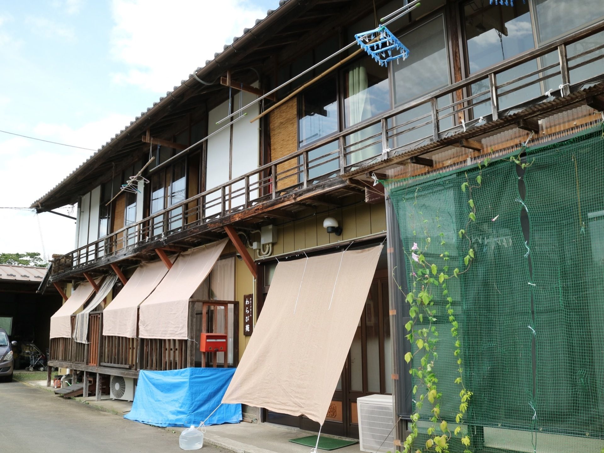 施設は２階建てで、和風建築の落ちついた建物である。１階の中央に入口がある。入口には日ざしを避けるシェードが掛けられている。
