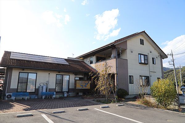 ゆったりとした外観の建物