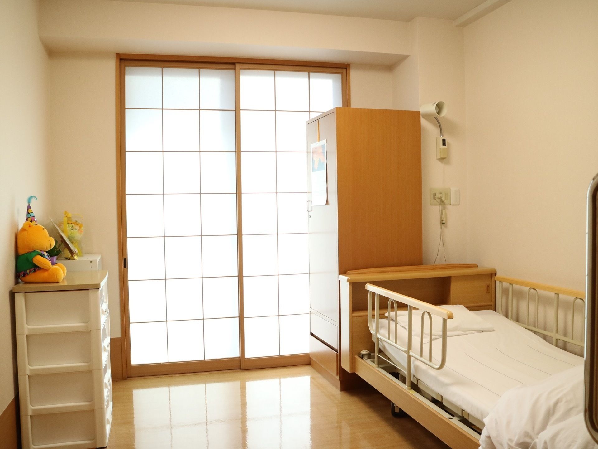ベッドやタンスを配置してある障子の戸の付いた居室