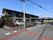 道路に面した場所にある施設である。施設前にある駐車スペースには、車が数台停まっている。また、敷地内に木が植えられている。