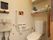 手洗い場が完備されたトイレである。壁に取りつけられた収納棚には、紙おむつなどが置かれている。また、壁には手すりが設置されている。