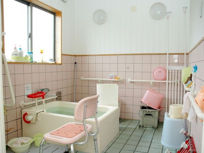 椅子やたらい、手すりなど、必要なものがそろっているお風呂場