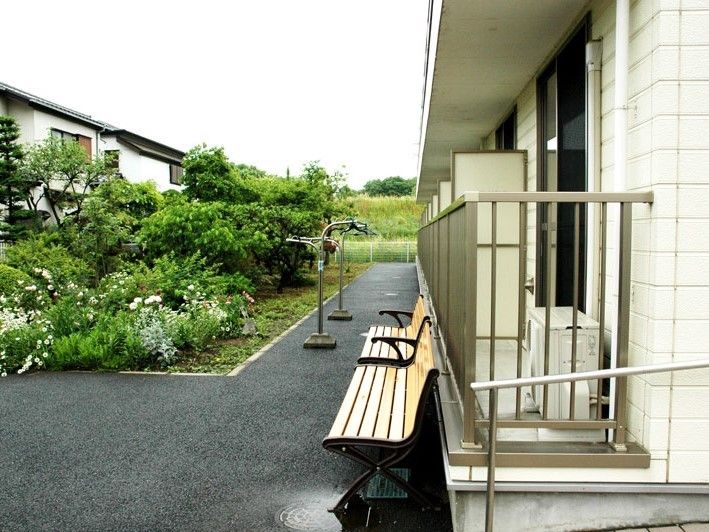 居室のベランダ横に設置されているベンチ。天候の良い日にゆったりとベンチに座って談笑をしたり、庭園鑑賞を楽しむことができる。