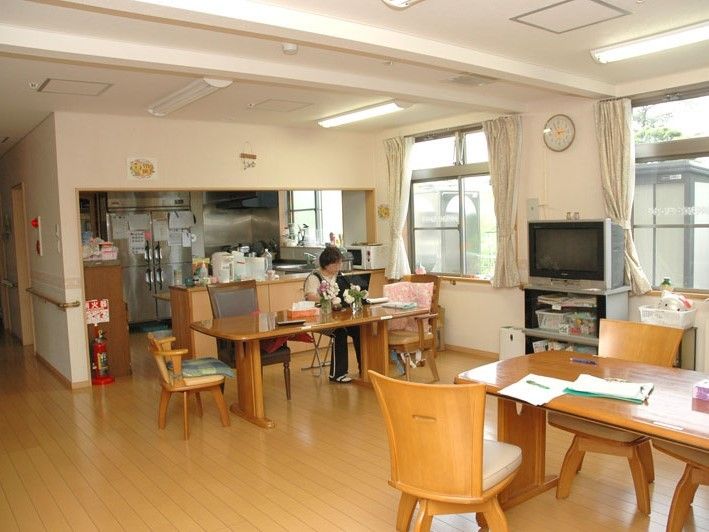 開放的な調理スペースが備わっている食堂。手すりがついており、足腰の弱い方でも安心して移動することができる。