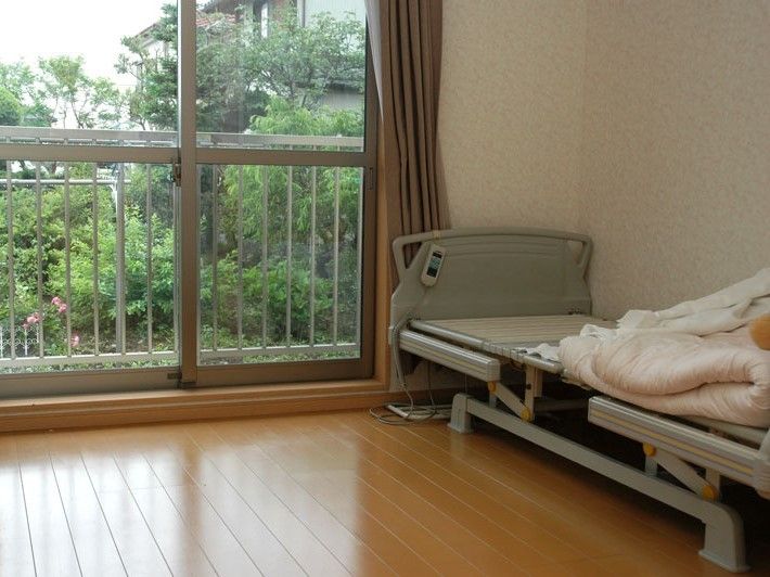 広々とした落ち着きのある雰囲気の居室。電動の介護用ベッドが設置されており、介護度の高い方でも安心して利用することができる。
