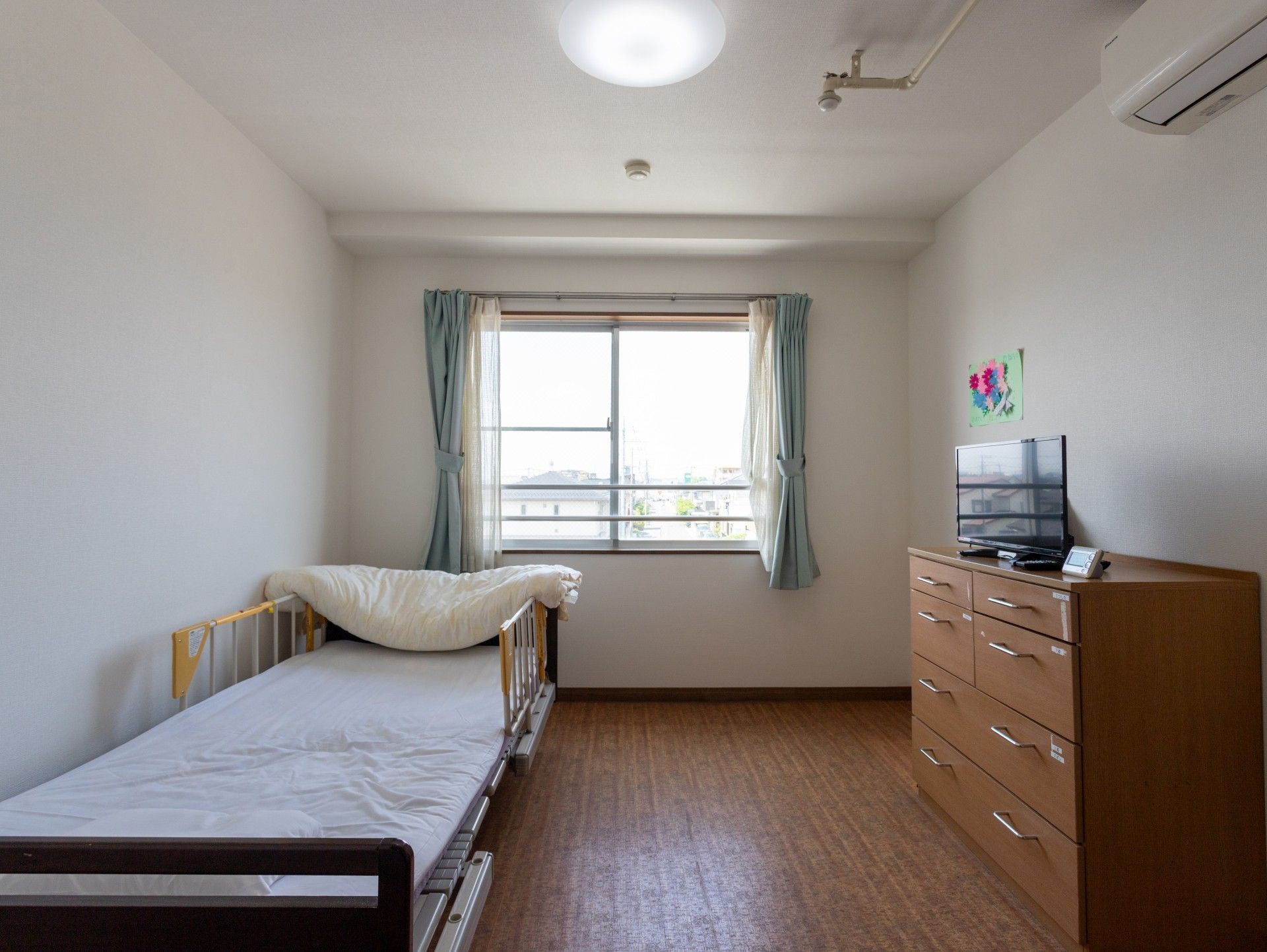 窓際のベッドと家具