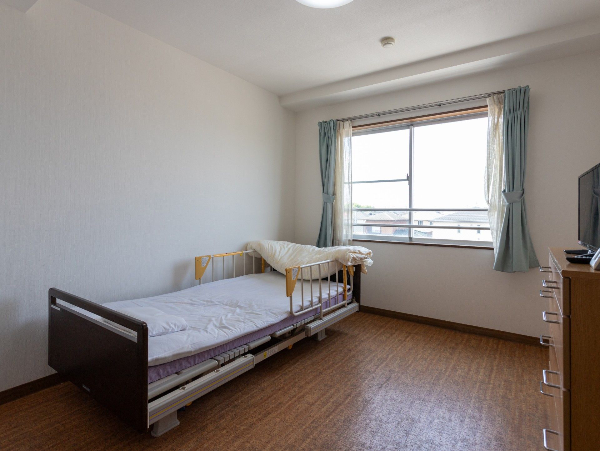 窓際のベッドルーム