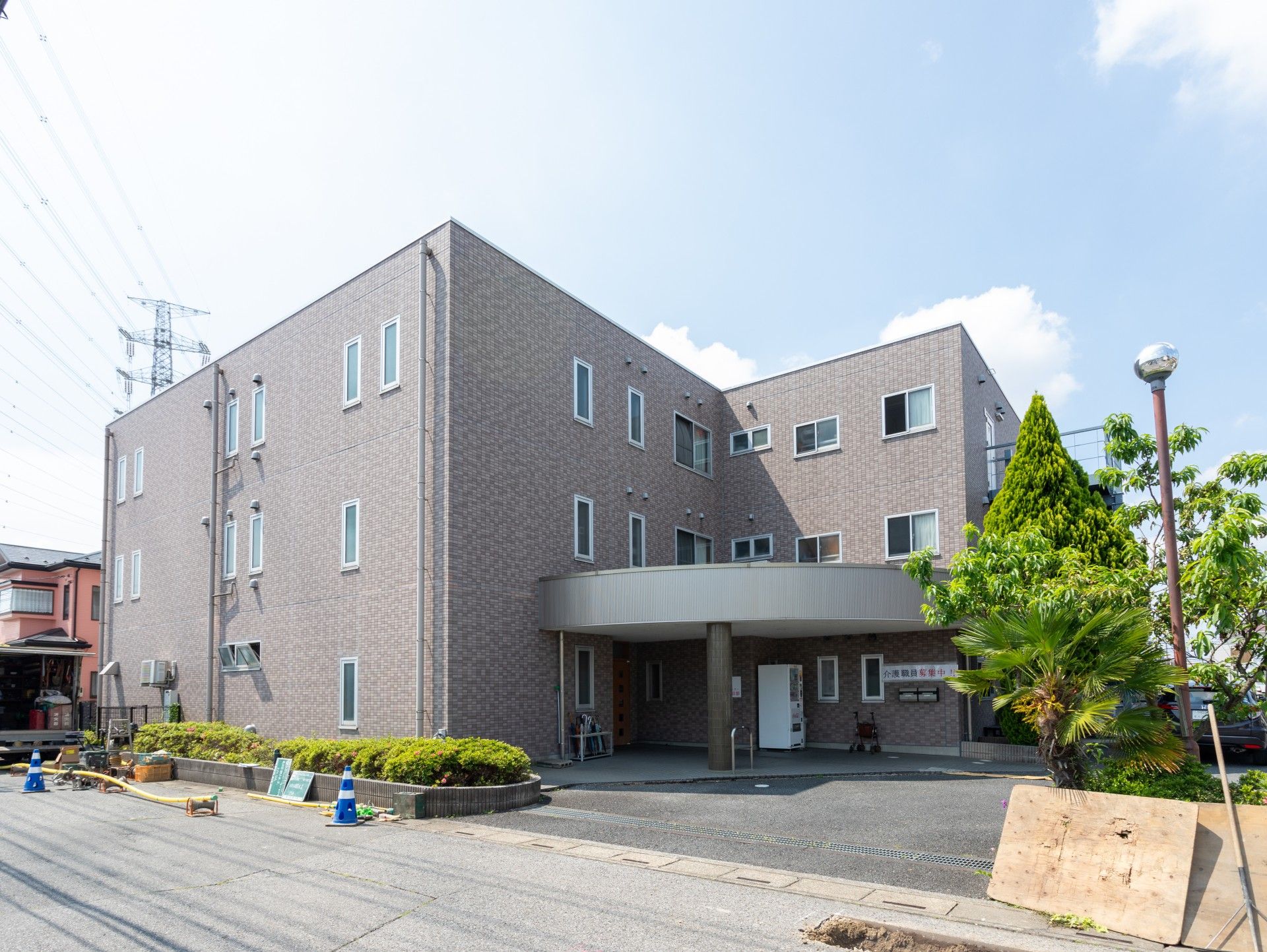 落ち着いた外観の建物