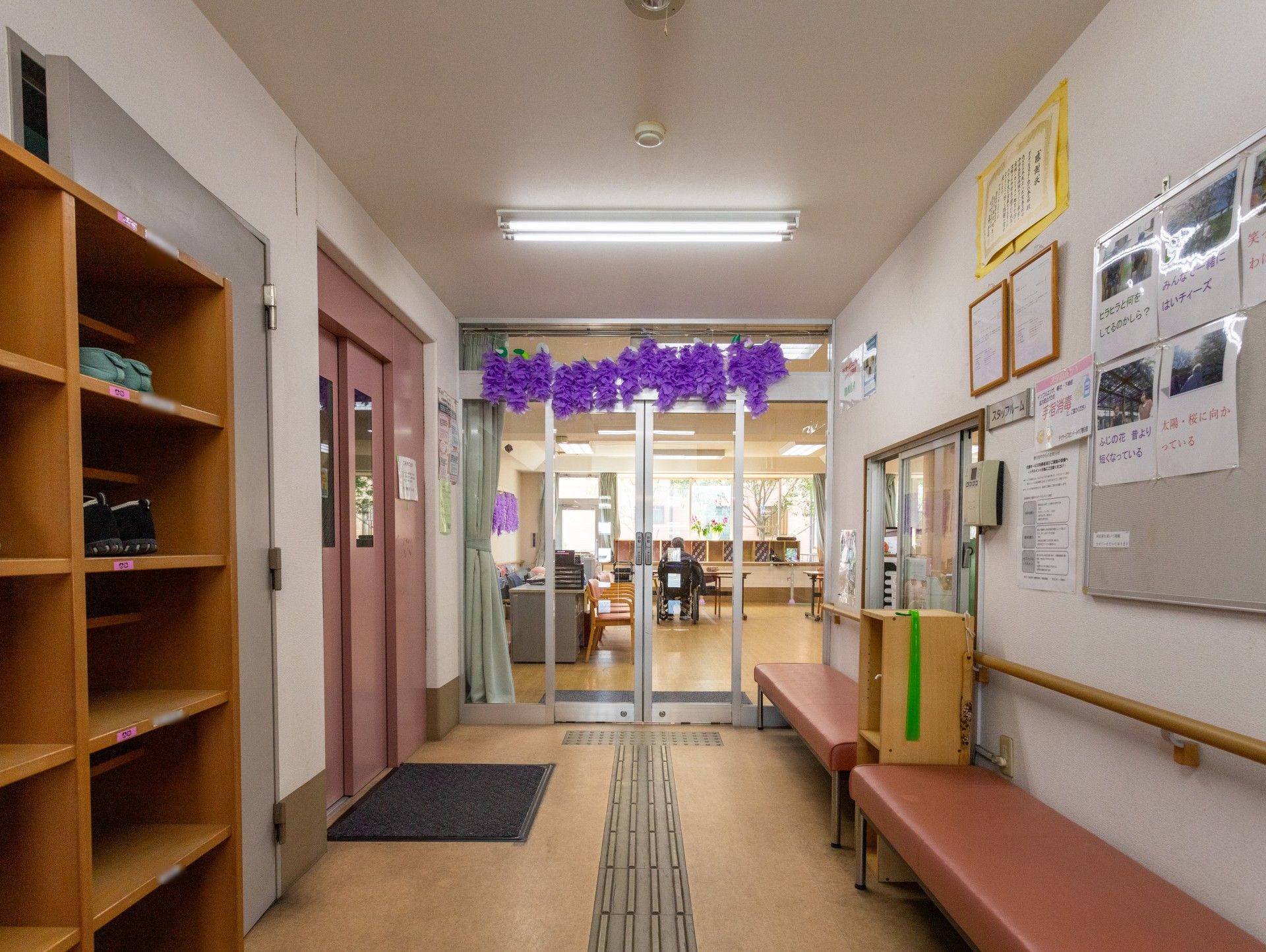 明るい廊下と入口