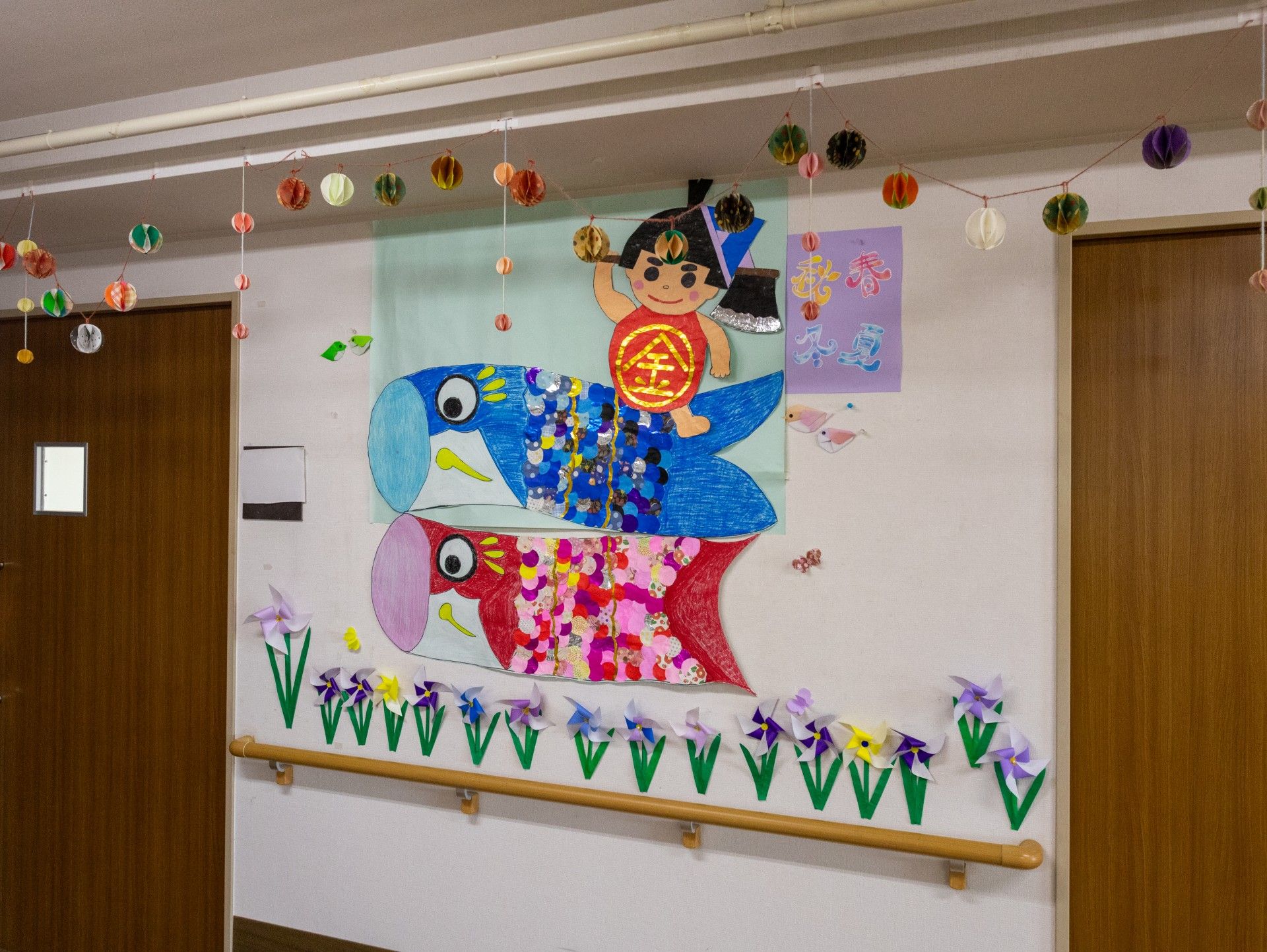 色とりどりの飾りがある壁