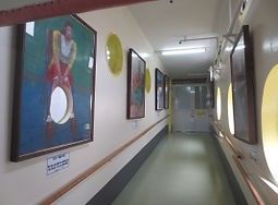 廊下に飾られたアート作品
