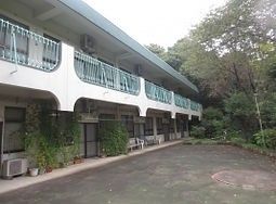 緑に囲まれた建物外観