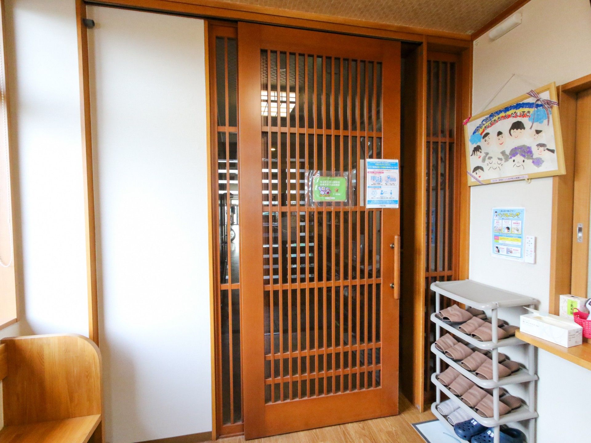 木目調の温かみのある入口