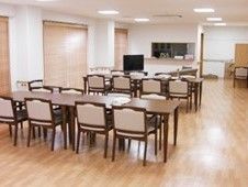 大きなダイニングテーブルが二つ、そしてテレビを囲むようにしてソファが置かれ、キッチンもある。