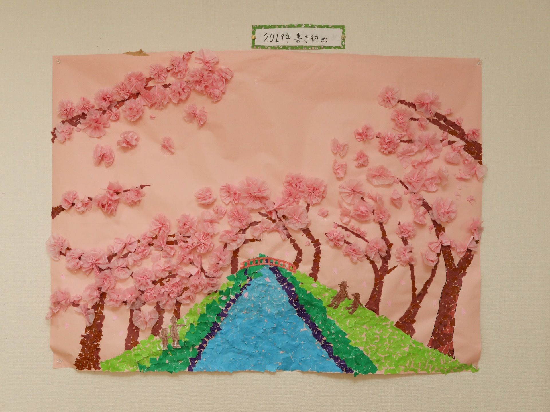 手先を使うリハビリにもなる貼り絵の作品である。共有部分に展示することで、次の創作意欲につなげている。