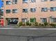 周囲の住宅街に溶け込む建物外観