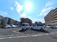 広々とした駐車場の風景