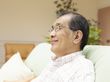一人でくつろぐ男性の様子。ソファに座ってのんびりしているのが分かる