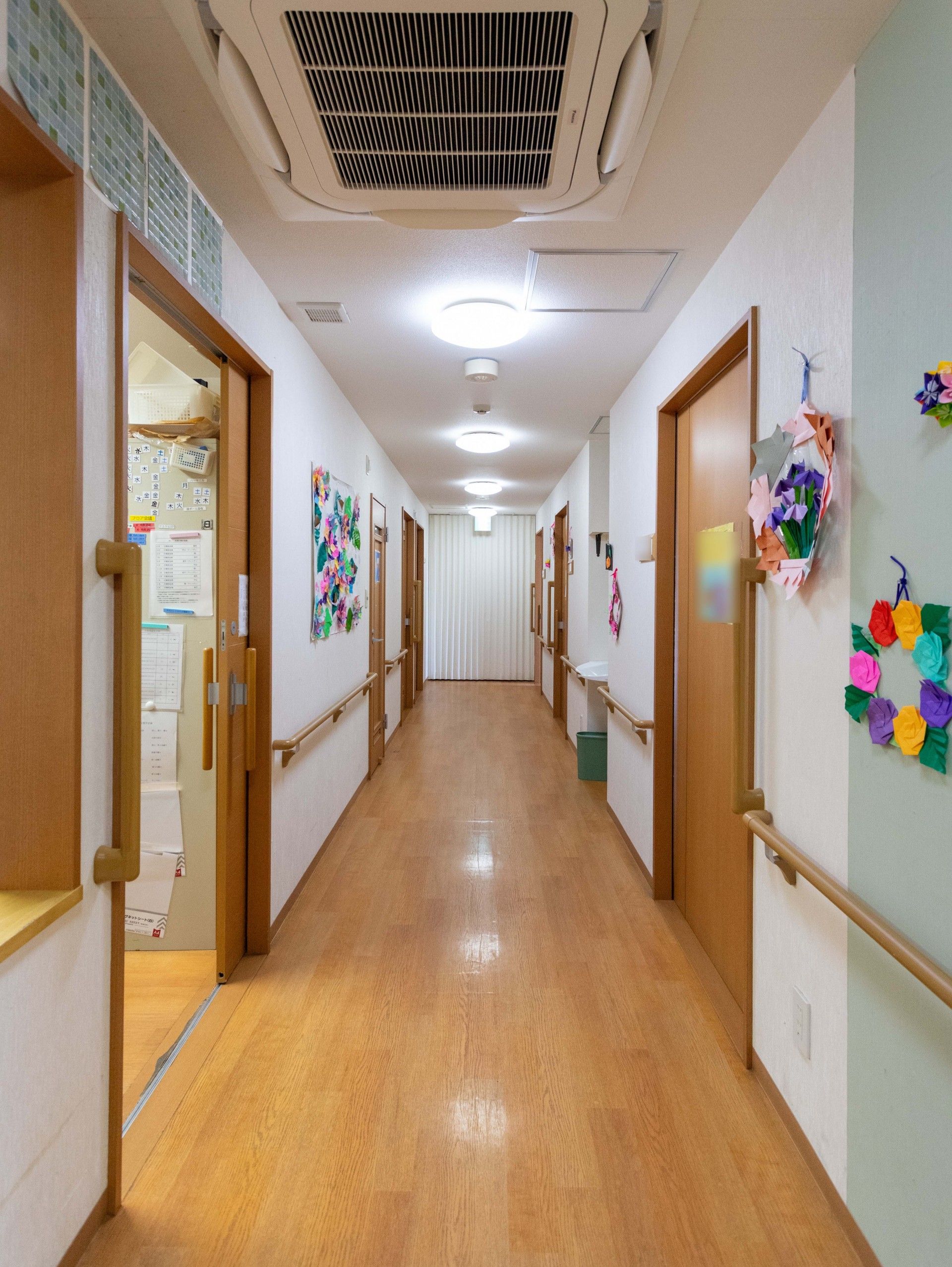 手すり付きの廊下