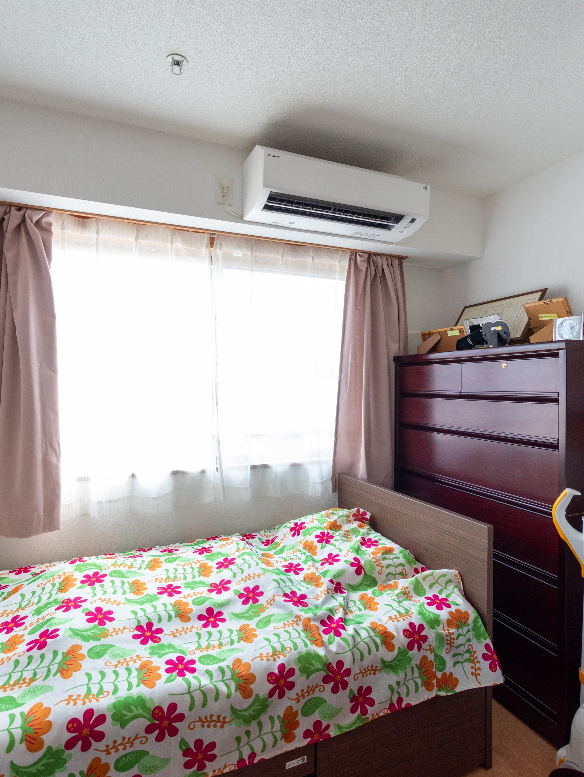 明るい個室のベッド