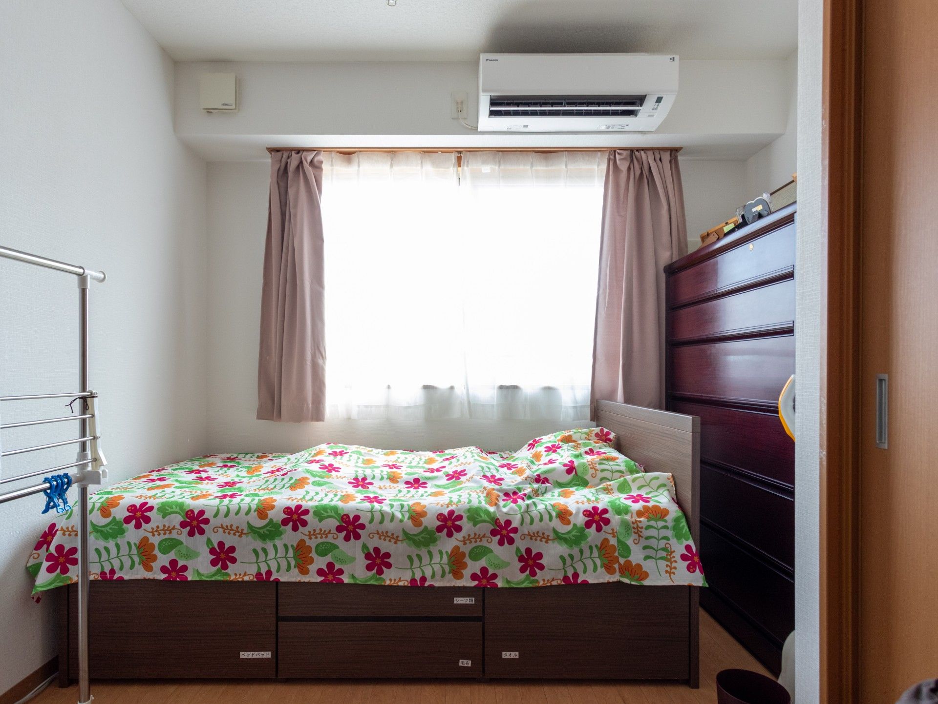 家族やスタッフと出かけている車いすの高齢者。公園のような自然豊かな場