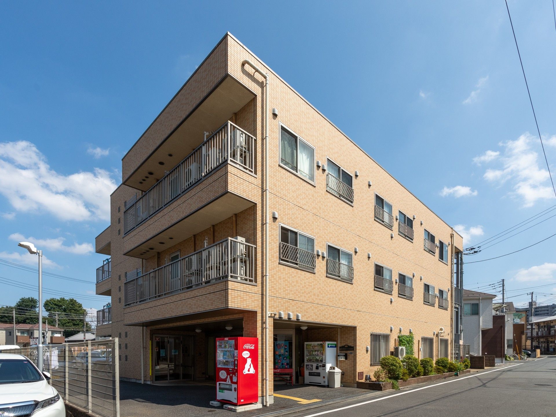青空の下の建物外観