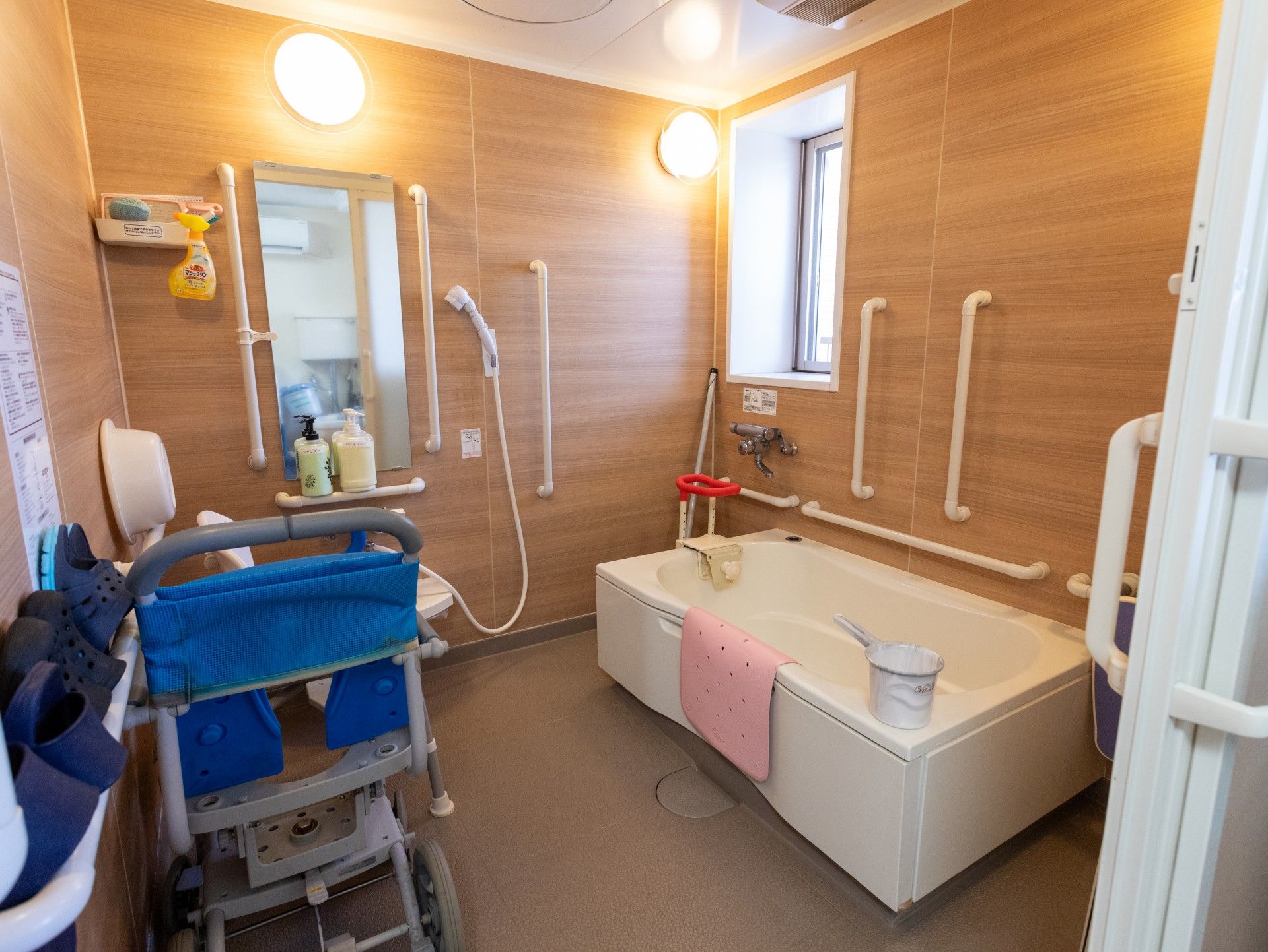 一人でくつろぐ男性の様子。ソファに座ってのんびりしているのが分かる