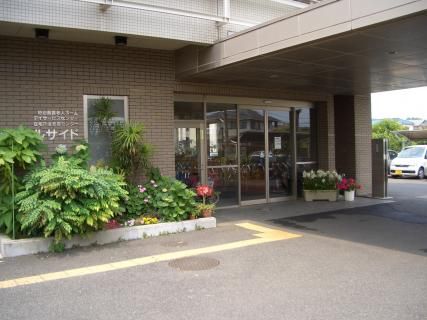 明るいエントランスの風景