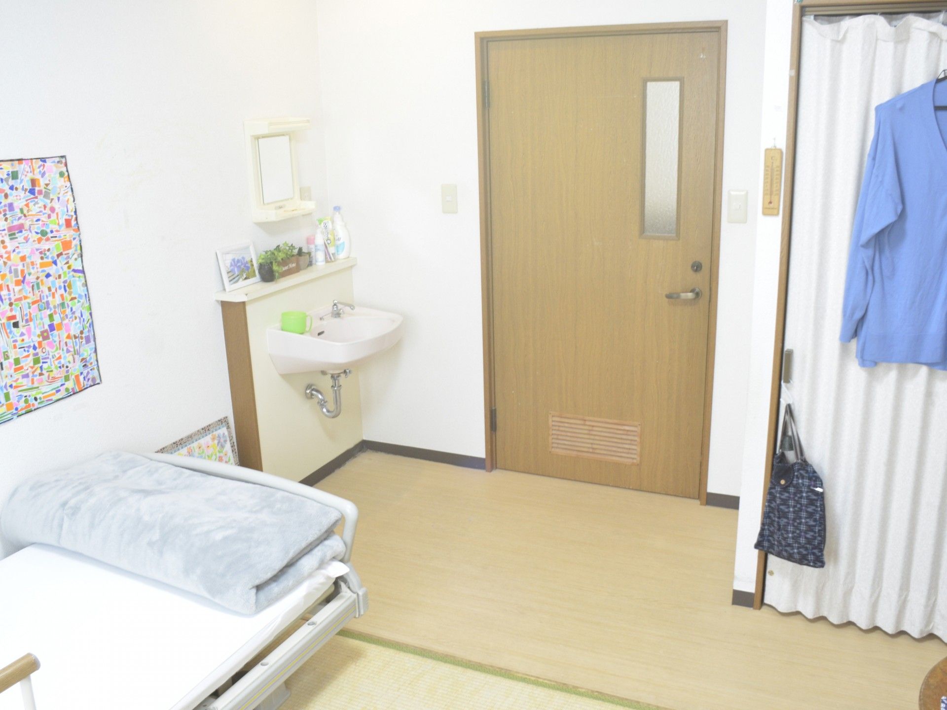 シンプルな個室の一角