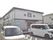 駐車場のある建物外観
