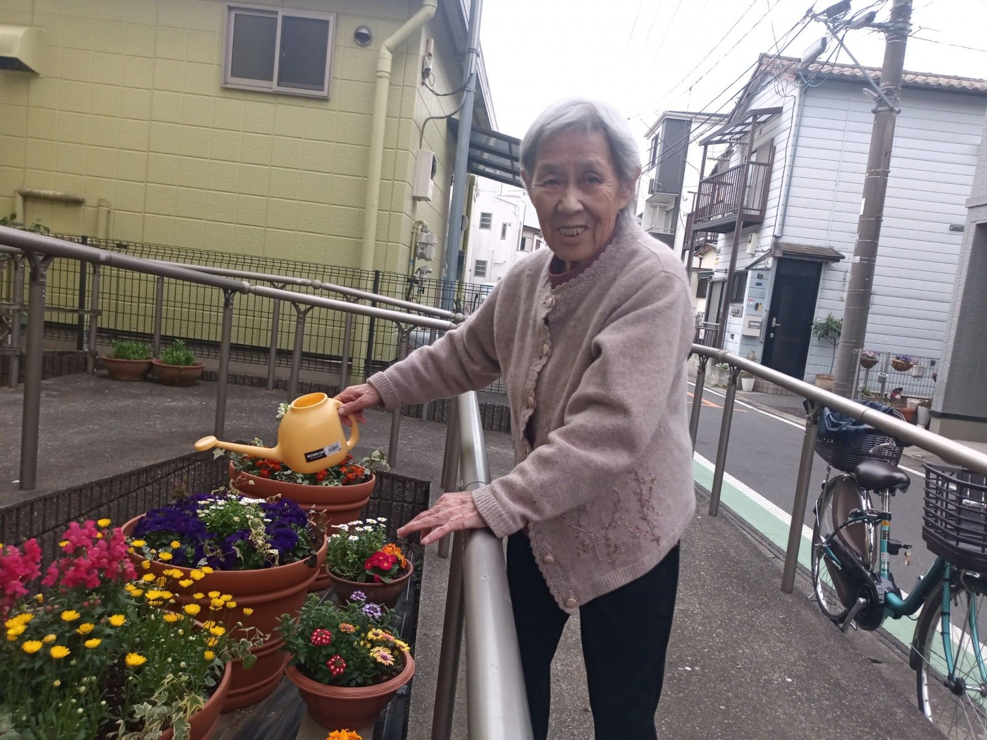 屋外で園芸活動をする人
