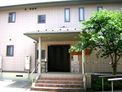 明るいエントランスの施設