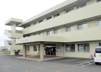 明るい外観の建物入口