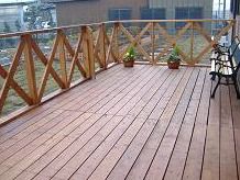 木製の柵が付いたウッドデッキからは、敷地内にある菜園を見渡すことができる。