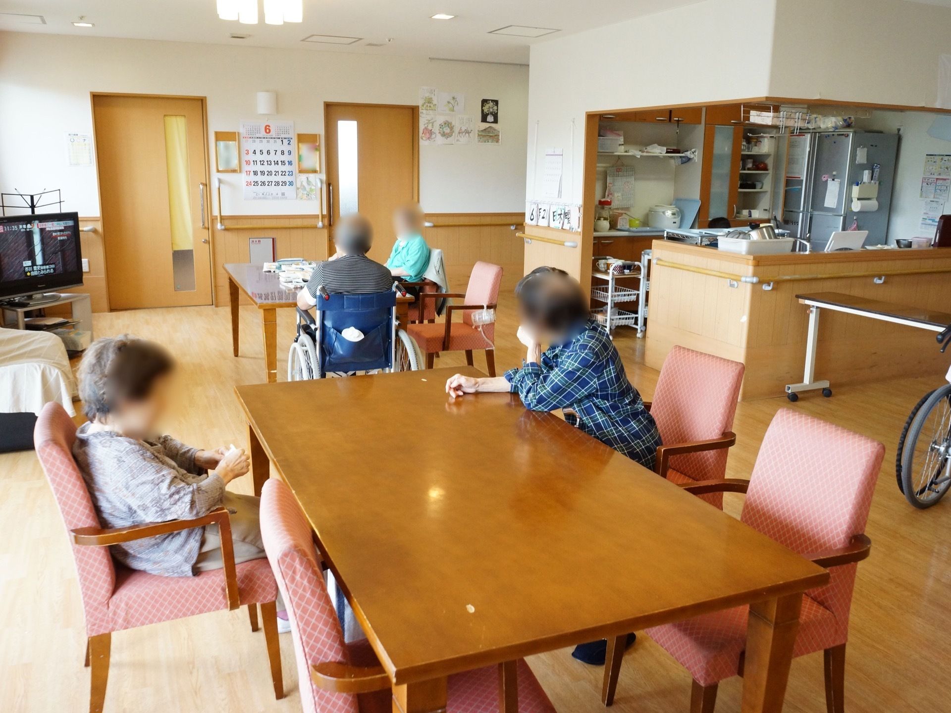 共有スペースは広い場所が確保されており、一度にたくさんの人数で利用できるテーブルセットが置かれている。