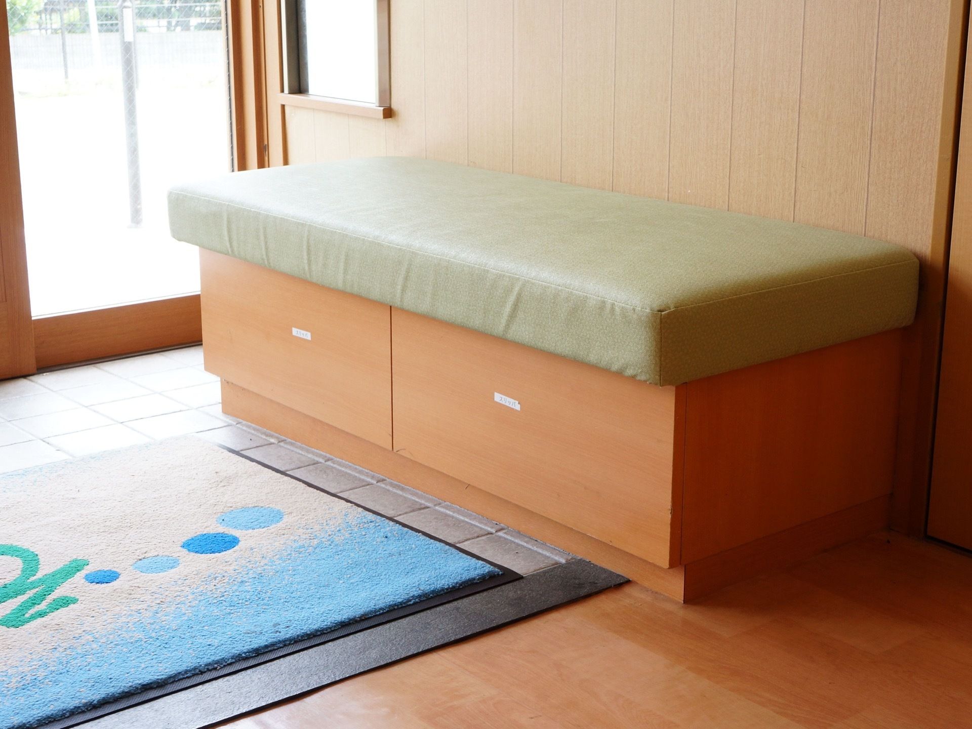 エントランスには椅子を用意している。バリアフリー対応となっており、車椅子をご利用の方も安全にご来館いただける。