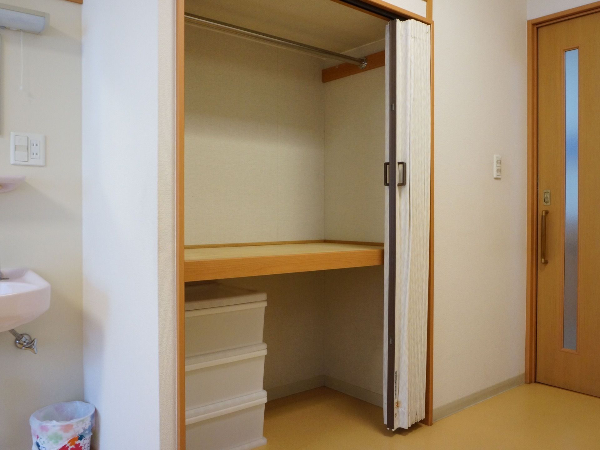 各居室に押入れサイズの収納スペースがある。２段に分かれており、ハンガーラックと、大きな収納ケースが４つ用意されている。