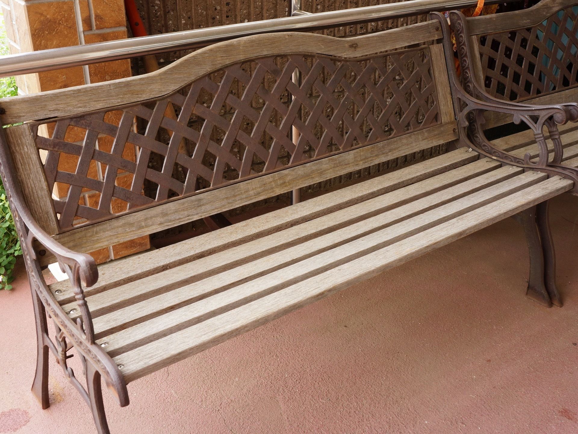 施設内にアンティーク調のベンチが置かれている。長椅子が２脚用意されている。外出時の荷物置きなどにご利用いただける。