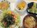散らす寿司やそうめん入りの吸い物にてんぷらなどが並んだ色鮮やかな食事。