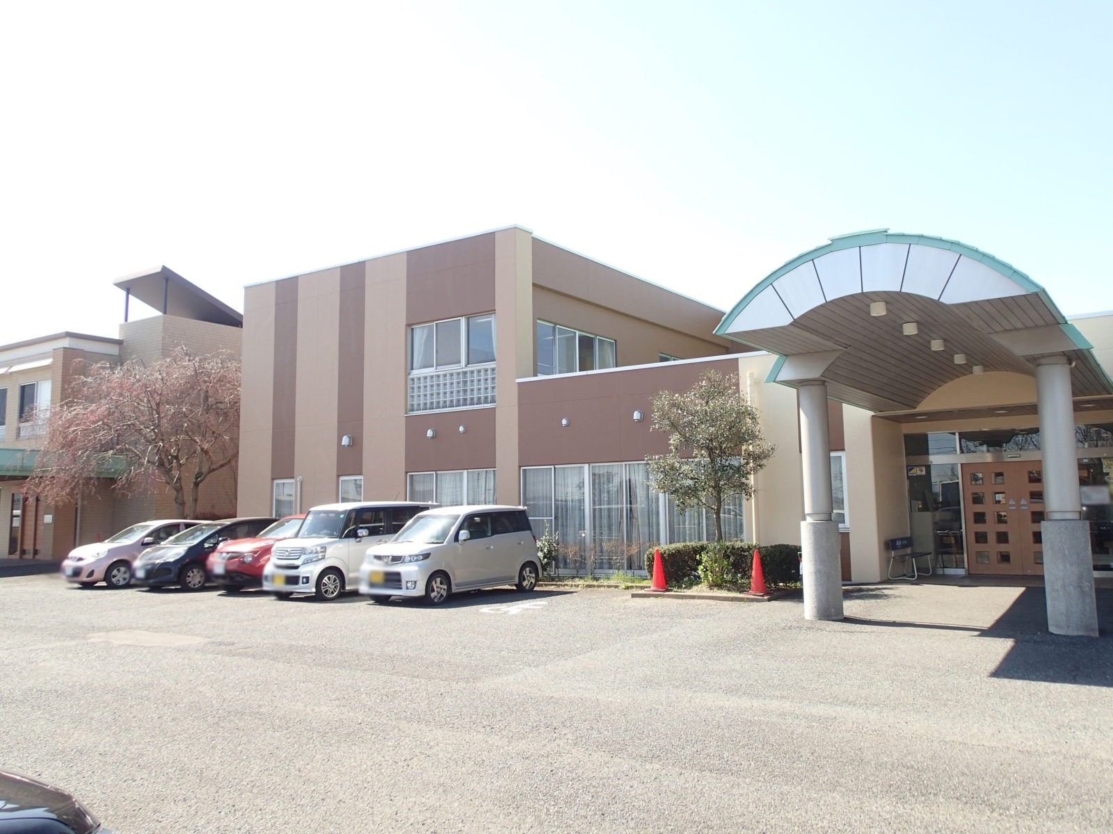 広い駐車場のある建物