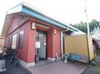 デザイン性のある形状を持ち、施設の名称が壁に記載されている施設の外観