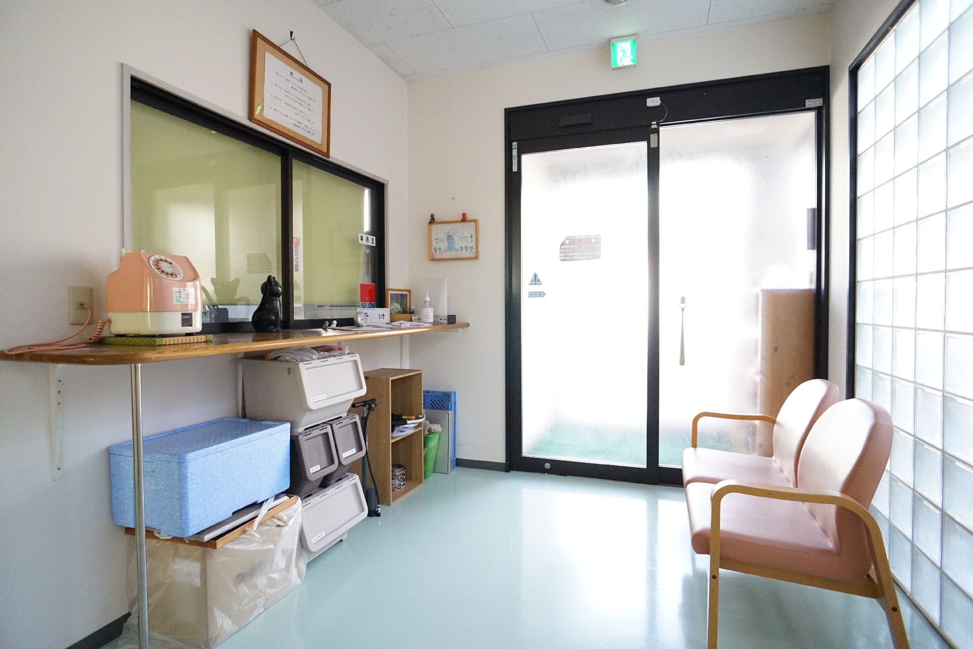 受付窓口が設置された玄関