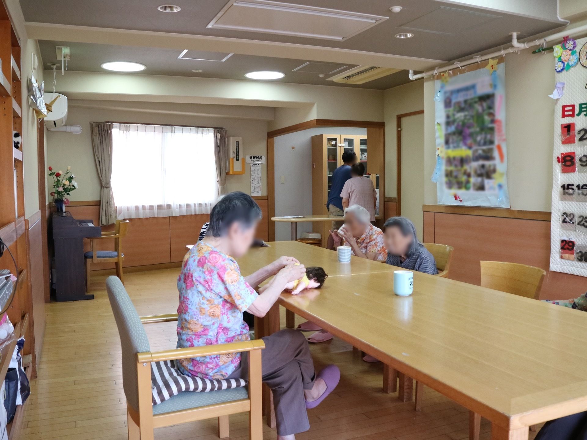 ダイニングセット、ピアノが置かれた共有スペースは、食事やリビングルームとして使用される。談笑や読書など自由に過ごせる場所である。
