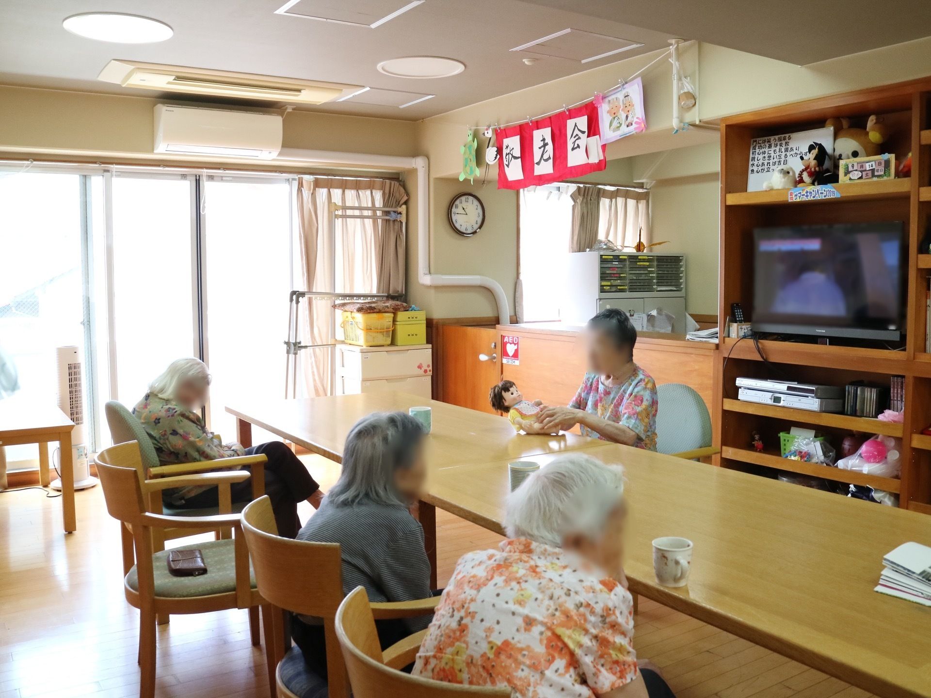 共有スペースは大きな掃き出し窓が一面にあり、大変明るく開放的である。自然光が多くとりこまれ、暖かな空間になっている。