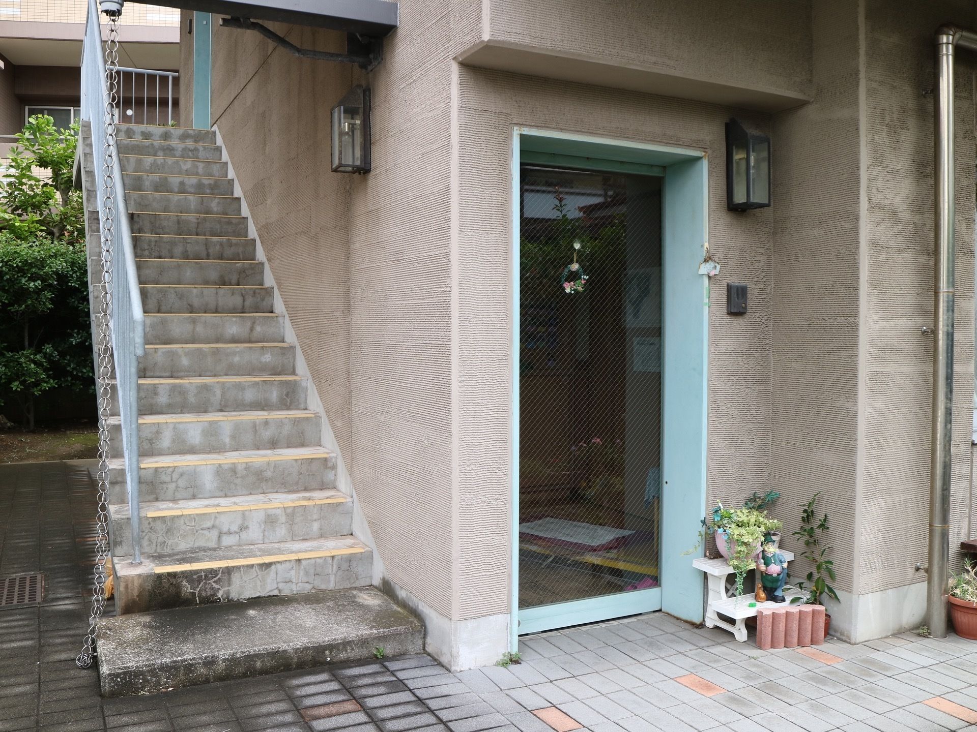 居住区は１階と２階部分であり、２階へは手すり付きの階段で移動する。自動扉を設置し、自由に出入りすることができる。