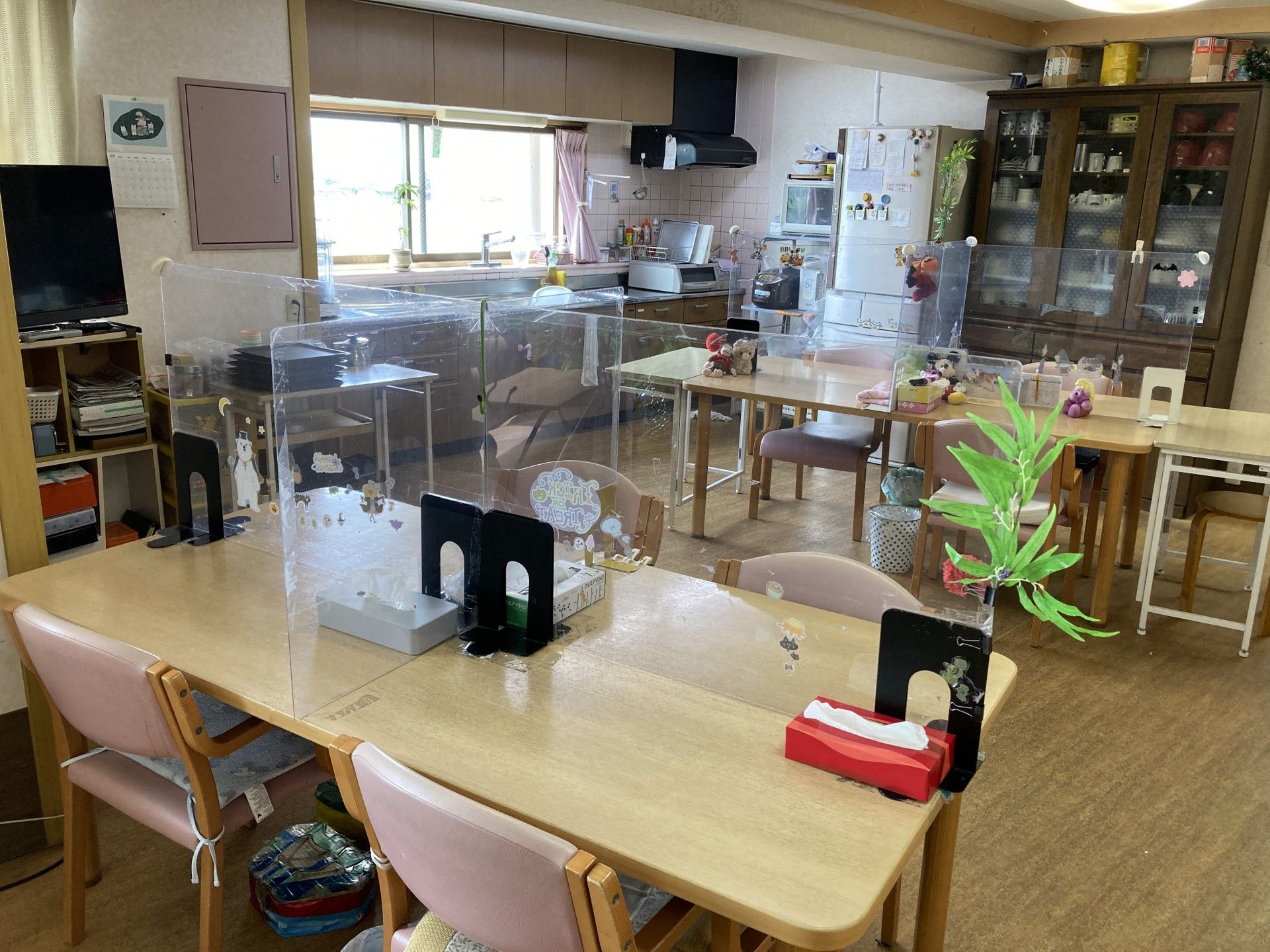 明るいキッチンとテーブル