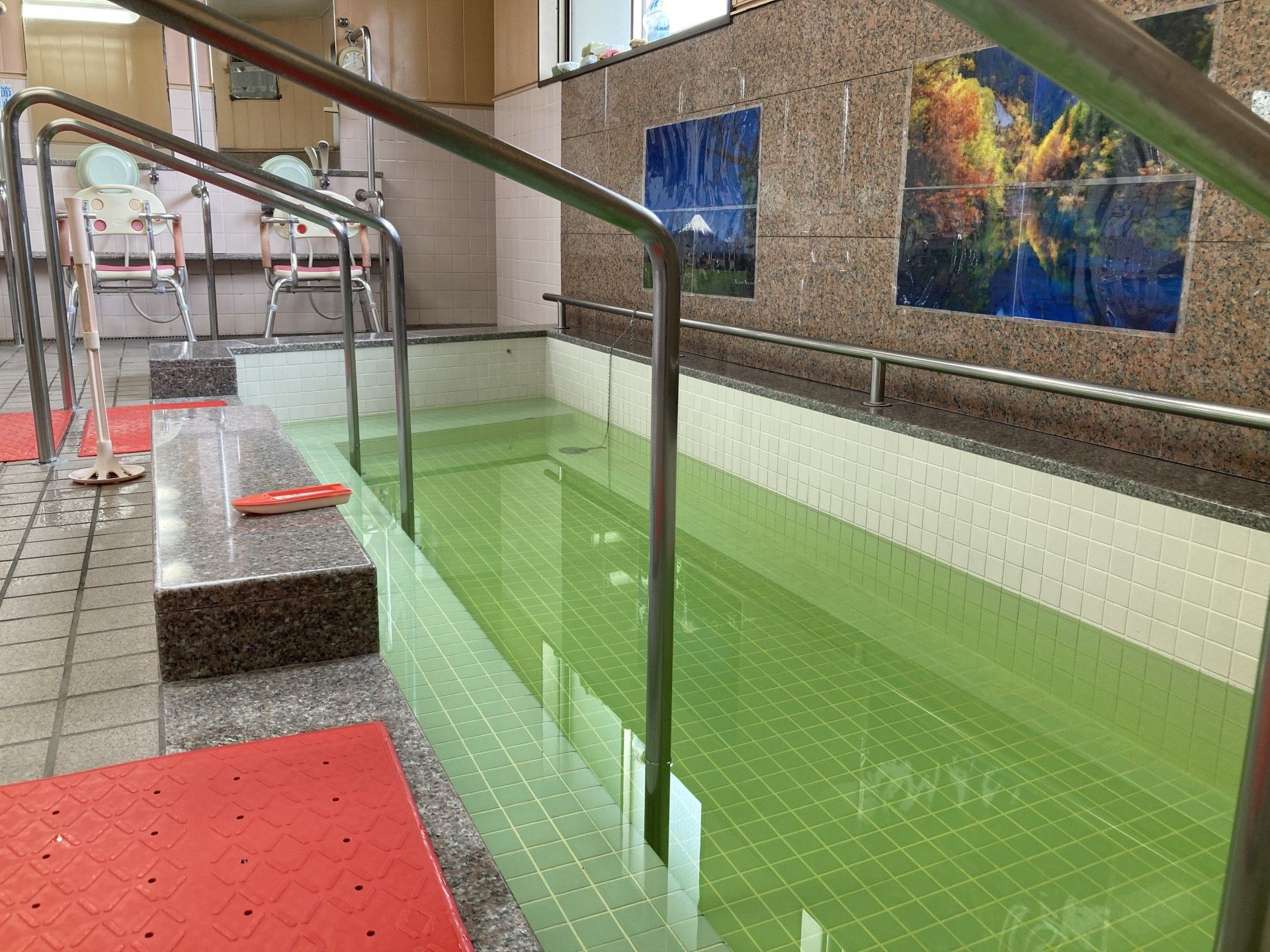 手すり付きの浴槽