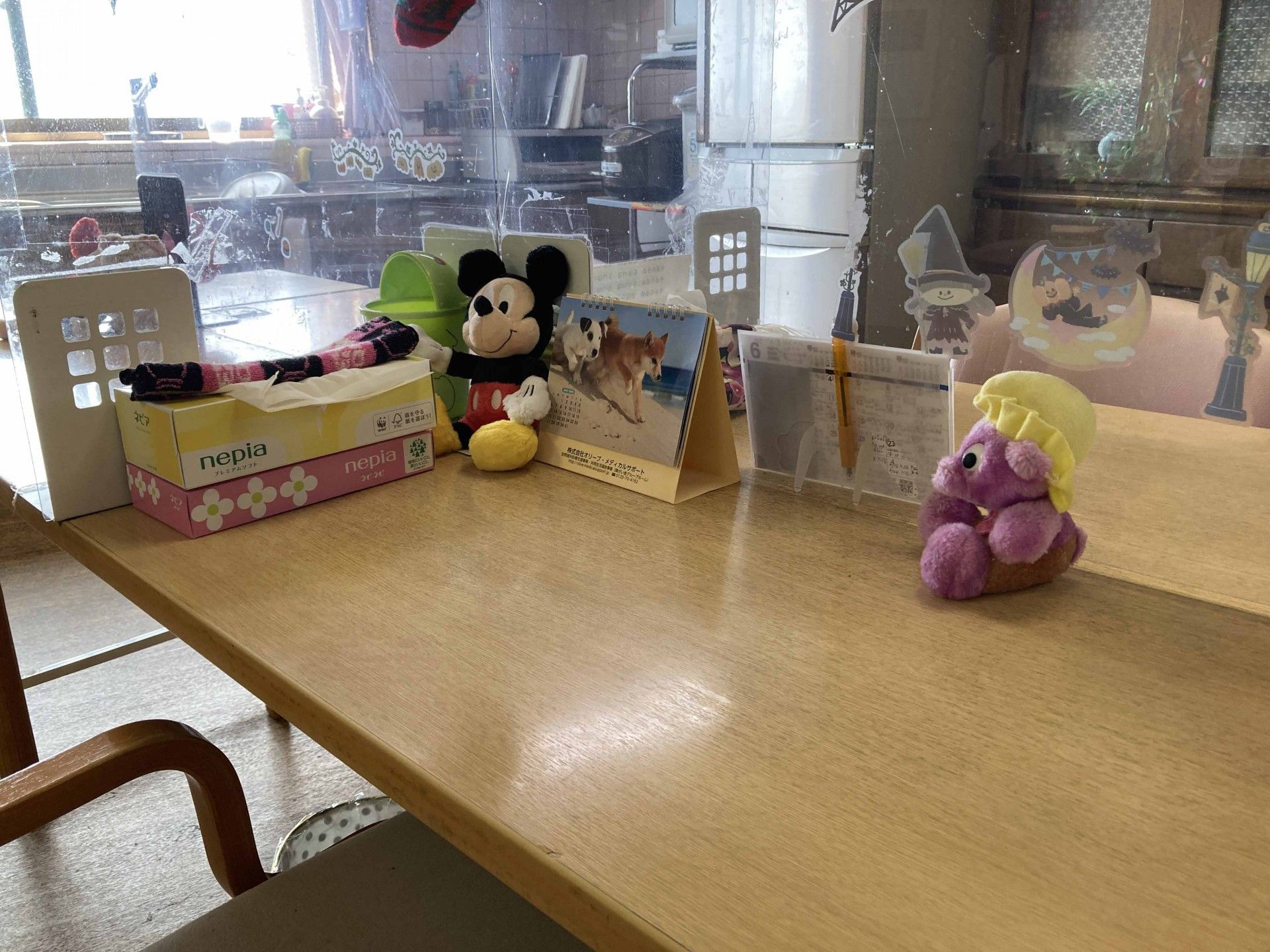 ぬいぐるみが並ぶテーブル